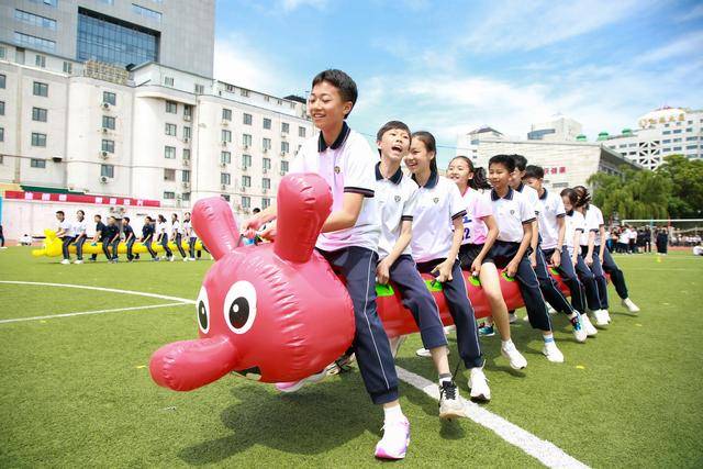 奧運冠軍分享賽場拼搏歷程，小學幼兒園聯合舉辦運動會