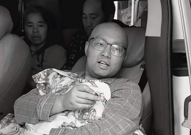 原創湖北25歲研究生王振去世！媽媽一夜白髮，最後心願為媽慶生惹淚目