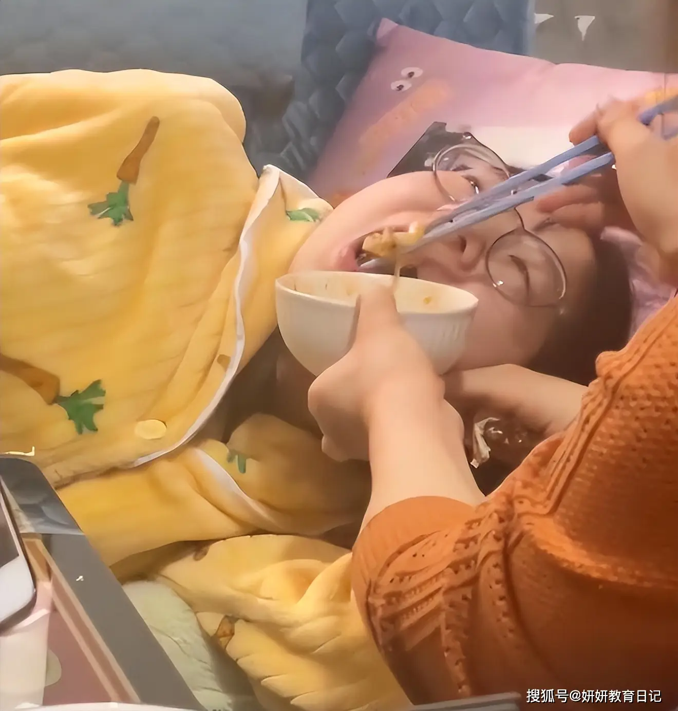 原創“這種家長真孝順”，大學女兒躺著被餵飯，難怪有些人天天想家