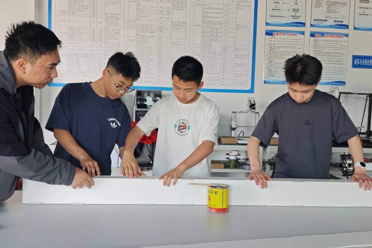 “大飛機”上天 巴川中學學生60天交出硬核作品
