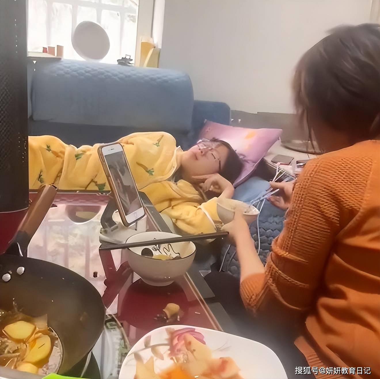 原創“這種家長真孝順”，大學女兒躺著被餵飯，難怪有些人天天想家