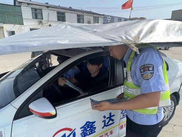 進駕校 講交規 讓交通安全從起“步”開“駛”