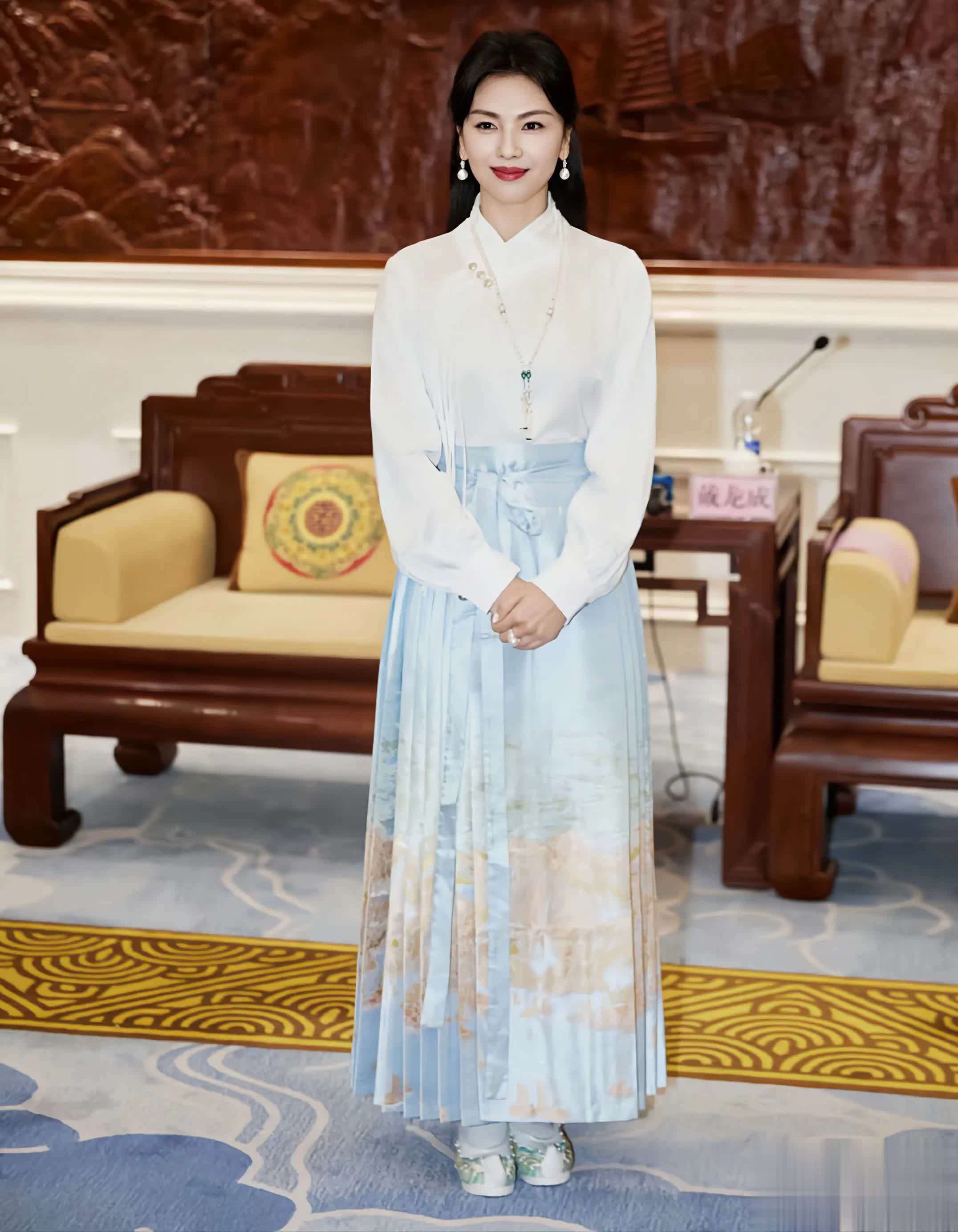 原創穿重工刺繡帶八機位，劉濤咋被穿校服小丫頭擠到邊兒？