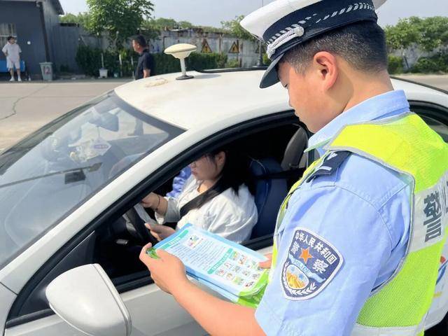 進駕校 講交規 讓交通安全從起“步”開“駛”