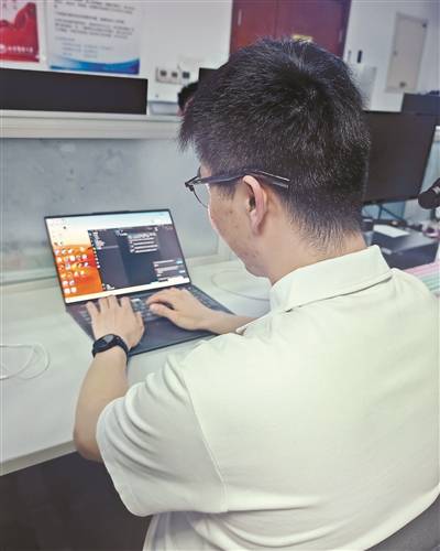一名視障研究生用程式碼解困“最後十米”