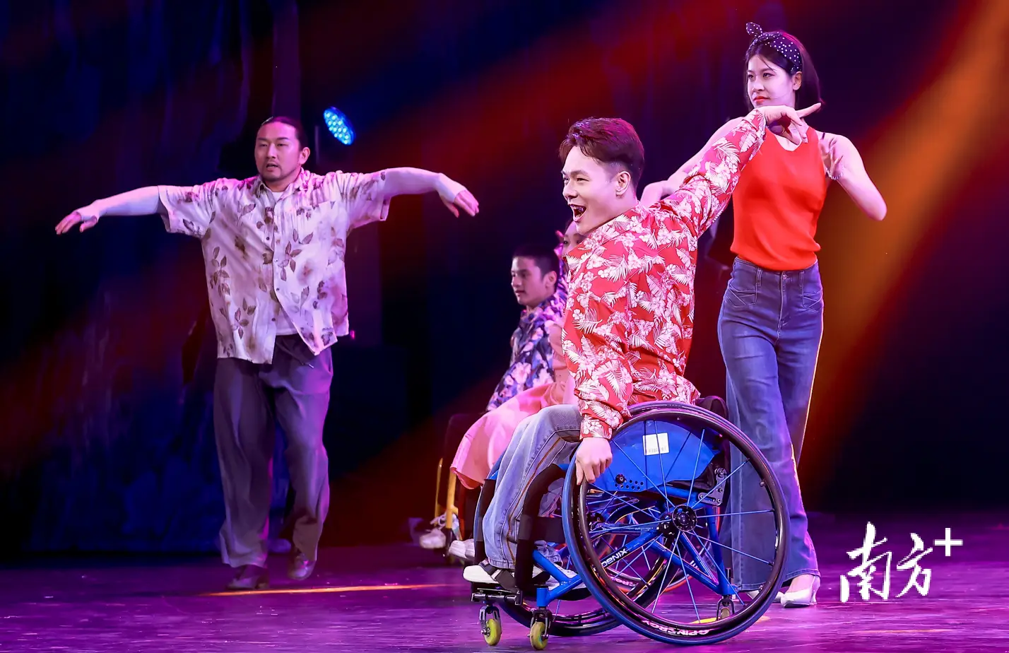 中國殘疾人藝術團公益演出走進廣州，再現經典舞蹈《千手觀音》