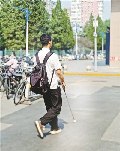 一名視障研究生用程式碼解困“最後十米”