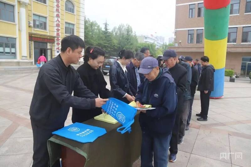長海縣法律援助中心開展“法援惠民生 助殘促保障”宣傳活動