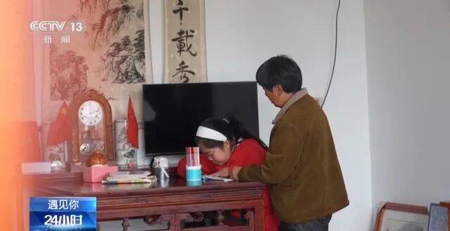 “我連名字都不會寫，要向小學生請教”