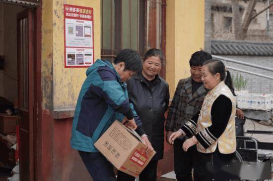 礦山深處的快遞使者：拼多多包裹抵村口 老人取件不遠奔