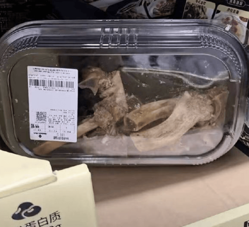賣場變自助餐廳？多家山姆貨架現熟食殘渣和空瓶子等，客服回應
