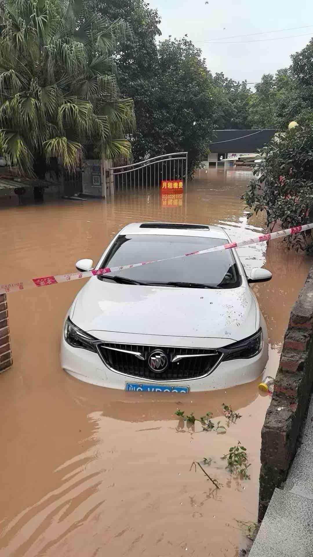 連線重慶永川特大暴雨親歷者：私家車泡水報廢，所在大學停課