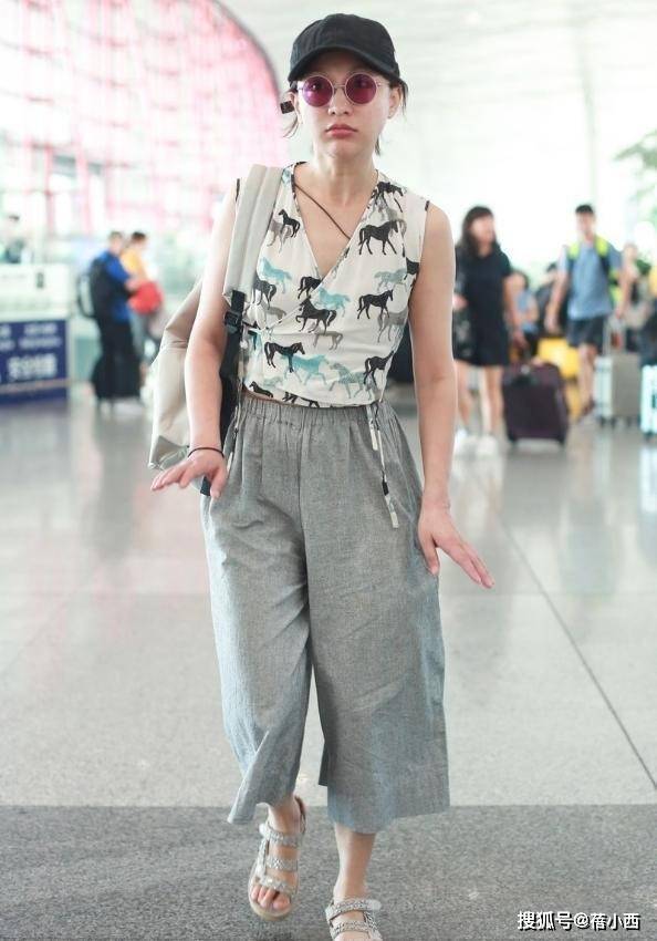 原創“周迅”穿出了40+女性想要的小性感，鏤空上衣+闊腿褲，時髦高階