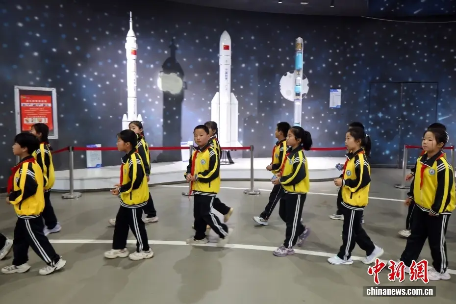 山東日照：小學生週末航天科技館內研學