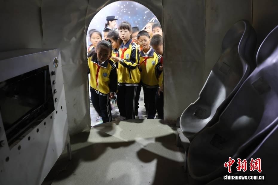 山東日照：小學生週末航天科技館內研學