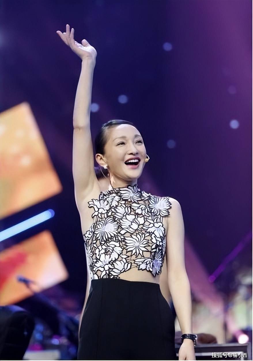 原創“周迅”穿出了40+女性想要的小性感，鏤空上衣+闊腿褲，時髦高階