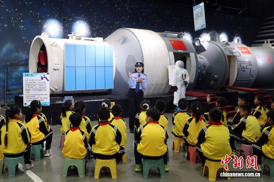 山東日照：小學生週末航天科技館內研學