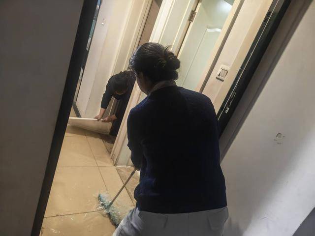 快遞小哥發現早，物業來得快，居民家水管爆裂險情排除了