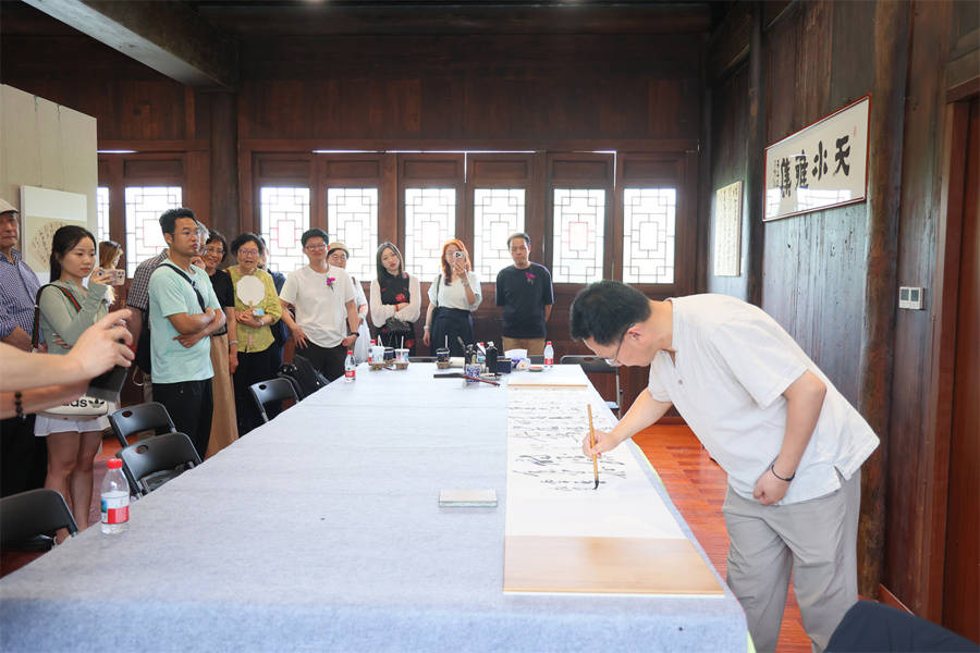 讓城市空間美起來|上海第1000座公園辦首個書法展，透出筆墨“一紙春光”
