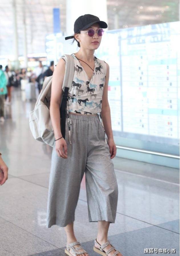 原創“周迅”穿出了40+女性想要的小性感，鏤空上衣+闊腿褲，時髦高階