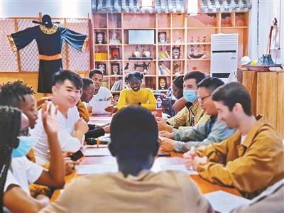 劉子傑：為近千名留學生傳藝，讓豫劇遠播四海