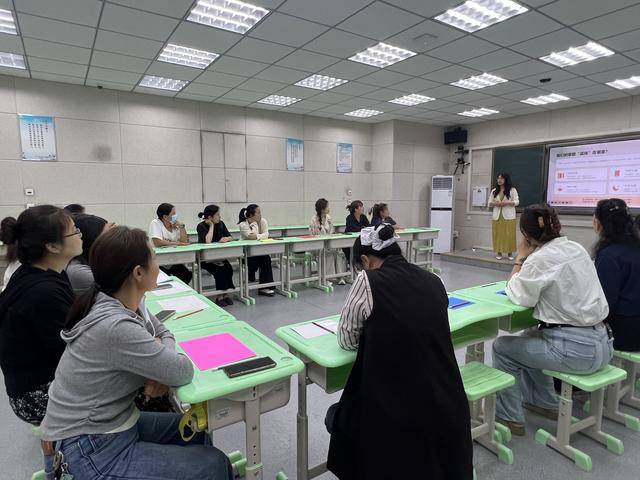 鄭州高新區蓮花街小學開展家長讀書沙龍