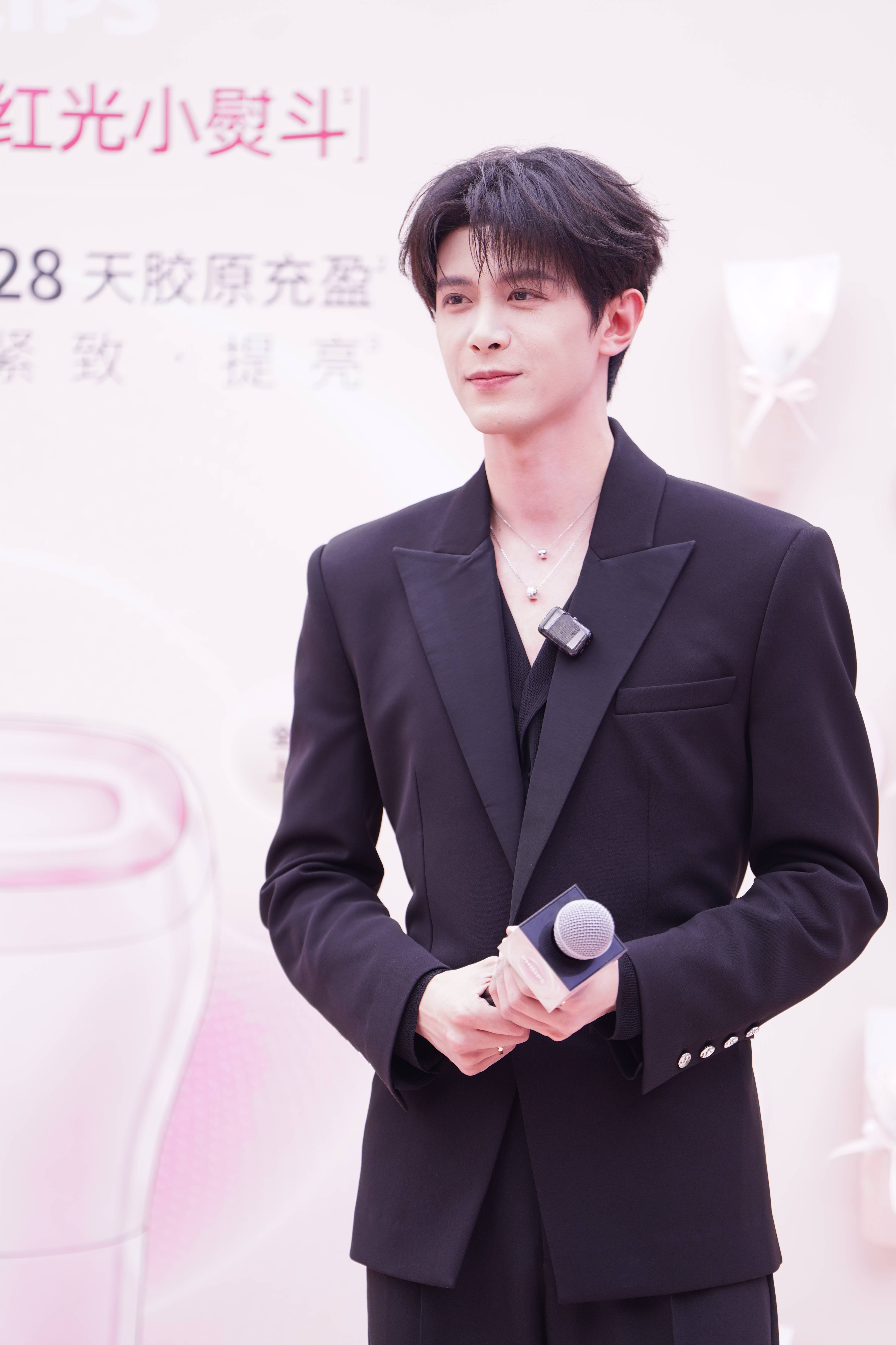 鄧凱黑西裝LOOK紳士俊朗 暢聊美容護理心得