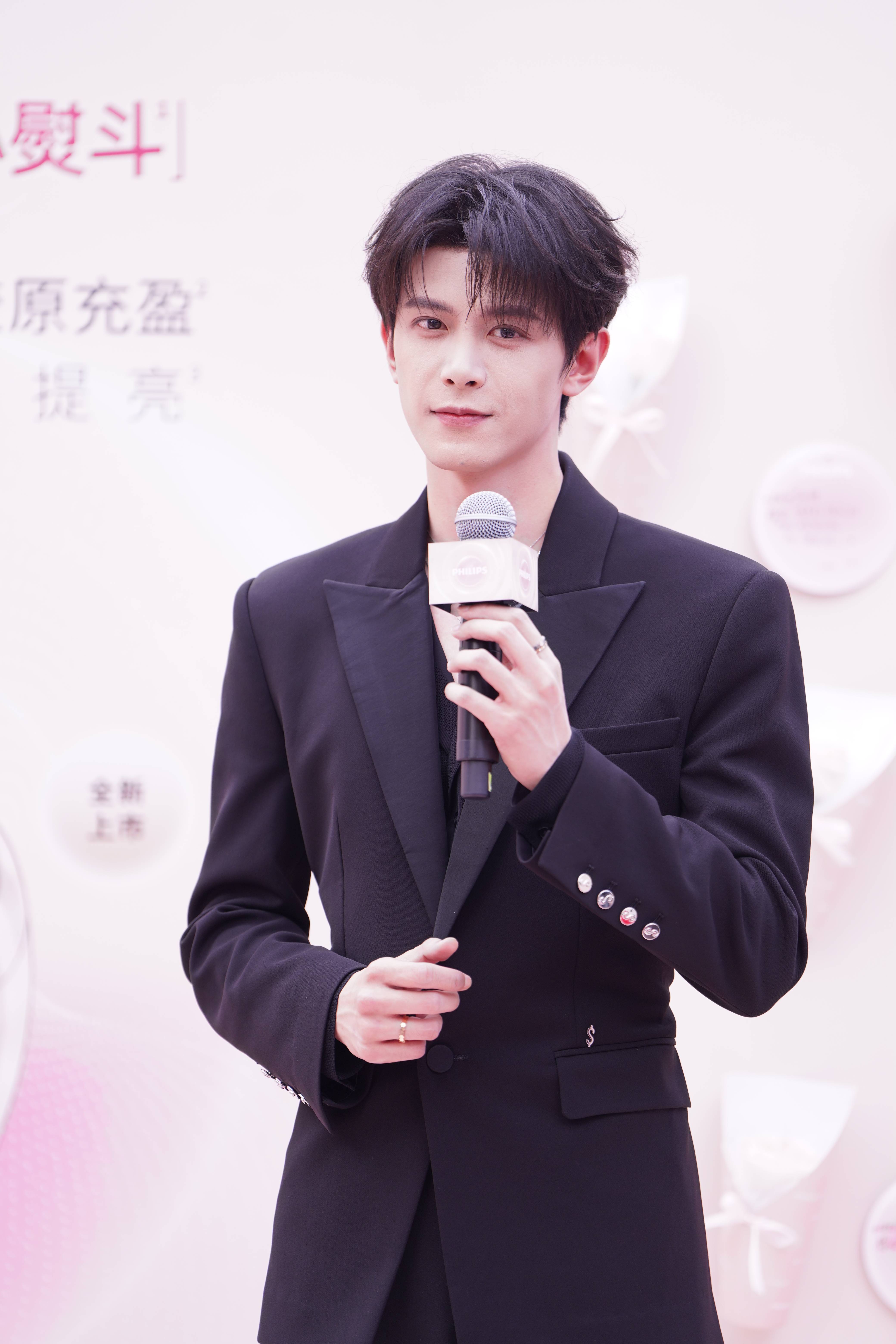 鄧凱黑西裝LOOK紳士俊朗 暢聊美容護理心得