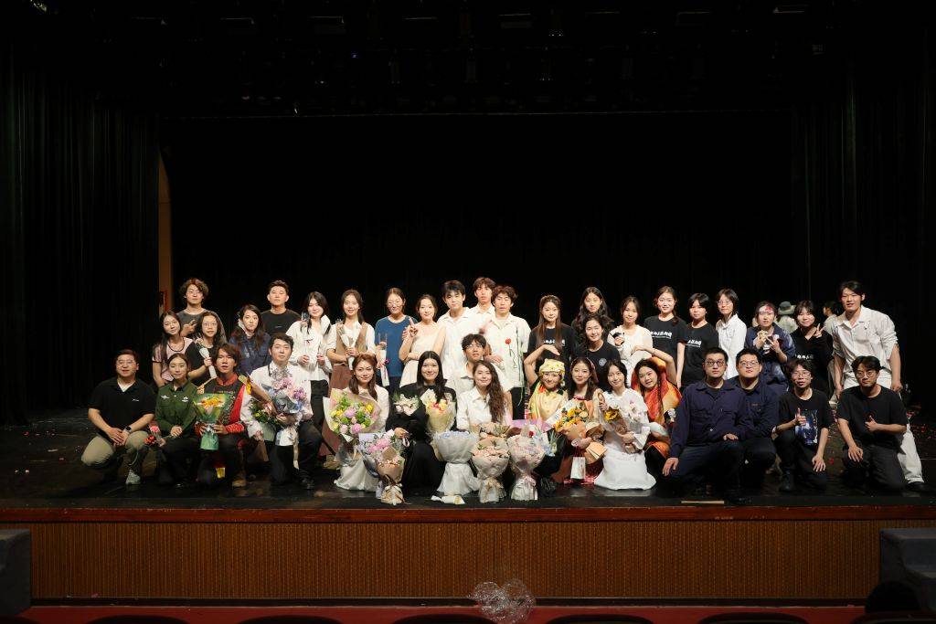 首都師範大學2026年“戲聚首師”戲劇季畢業大戲《大鼻子情聖》順利上演