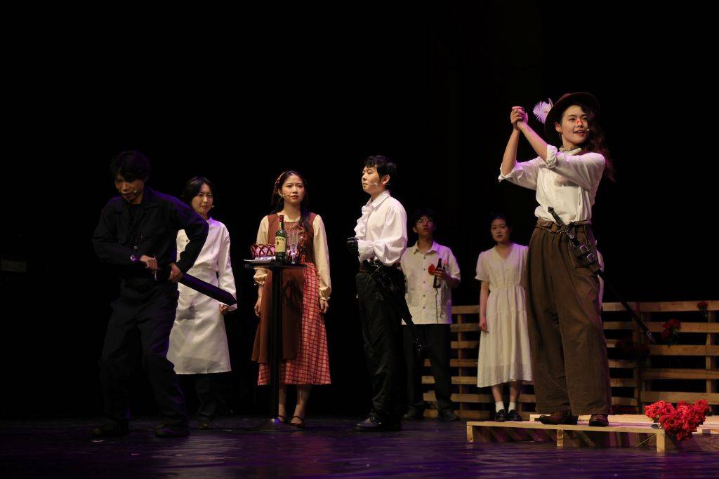 首都師範大學2026年“戲聚首師”戲劇季畢業大戲《大鼻子情聖》順利上演