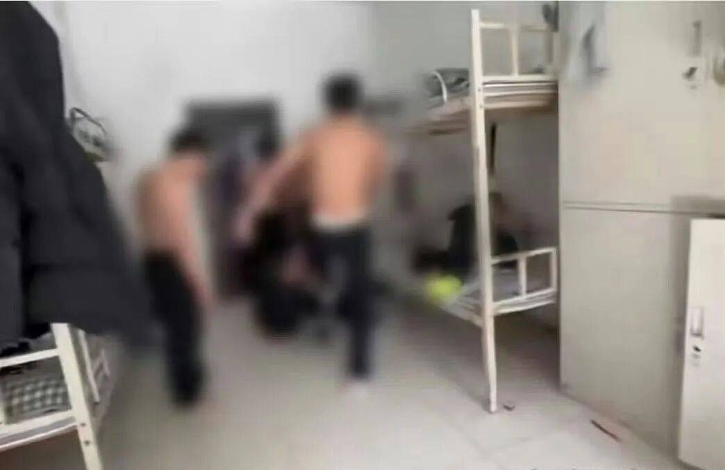 赤峰警方通報中學男生宿舍發生毆打案件：4人因糾紛對3人實施侮辱、毆打行為，已行拘