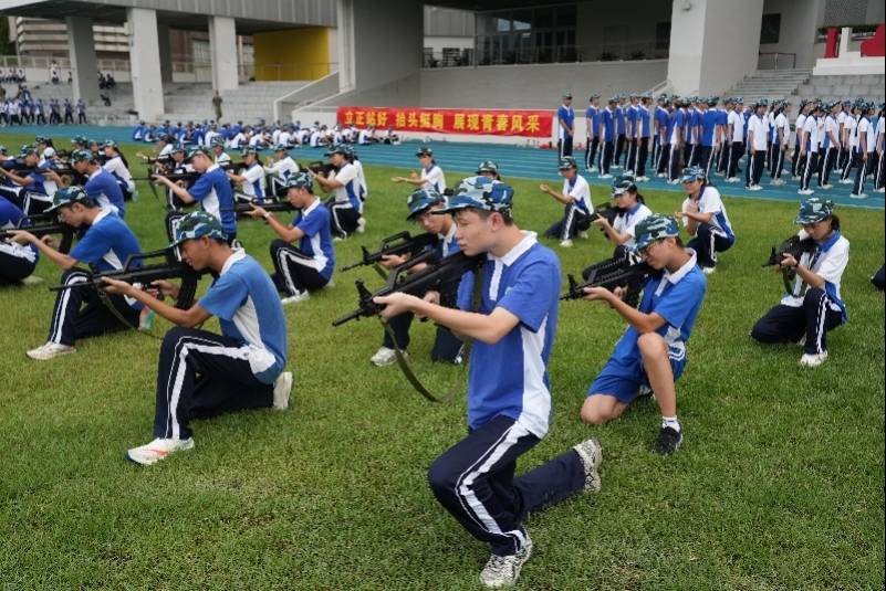 開學第一課，先上訓練場！深圳這所中學高一新生軍訓很“燃”