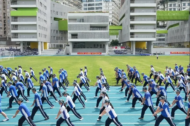 開學第一課，先上訓練場！深圳這所中學高一新生軍訓很“燃”