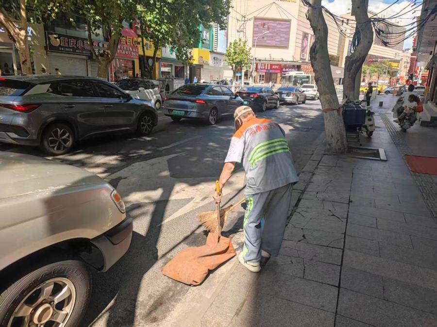 青島環衛：下足“繡花功夫”，全力護航旅遊旺季“潔序淨美”