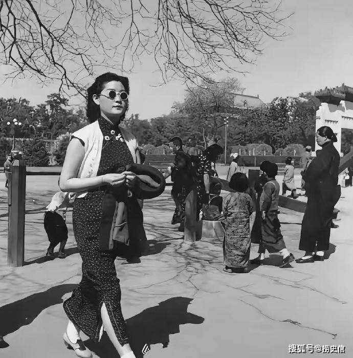 原創老照片：1945年古城北平的時尚女性，遠不如上海和巴黎那樣華麗張揚