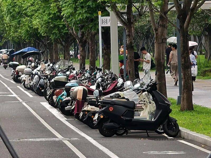 9月1日起，北京公安交管部門將對登記滿十年且車輛所有人未在規定期限內申請延用登記的電動腳踏車依法開展登出行駛證、號牌工作