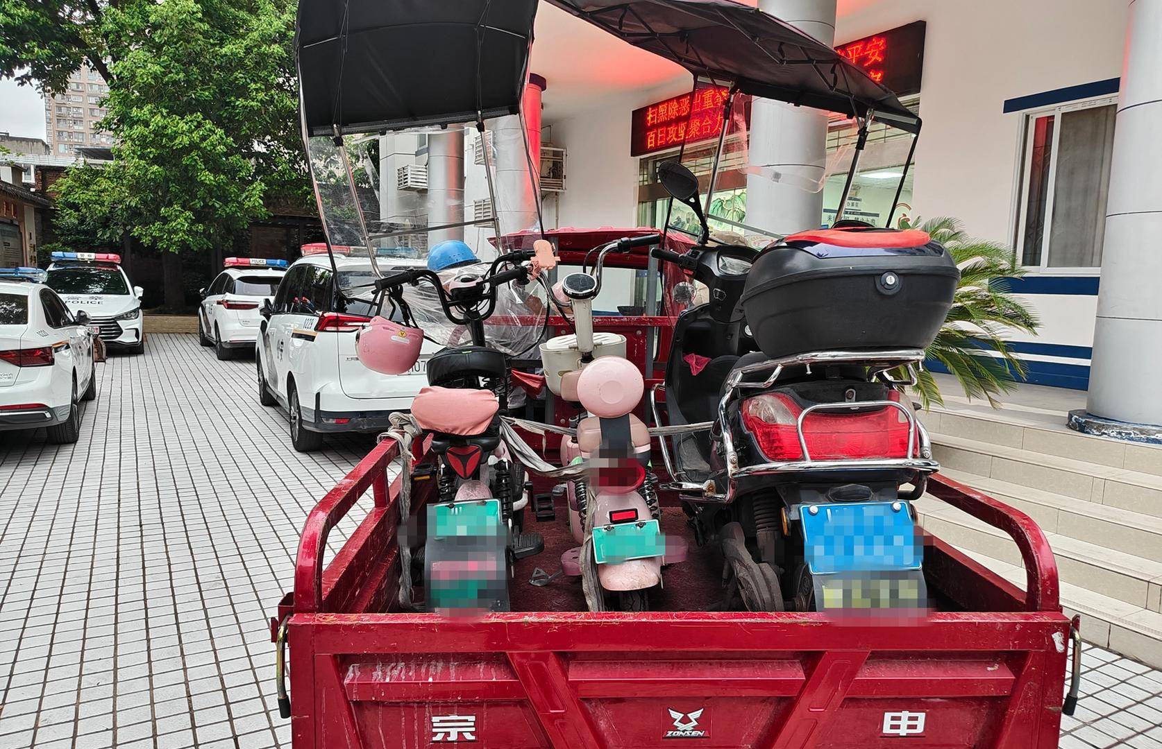 六旬男子專盯地鐵口偷電動車，租房藏車還備10多個頭盔掩飾光頭 警方：嫌疑人已被刑拘