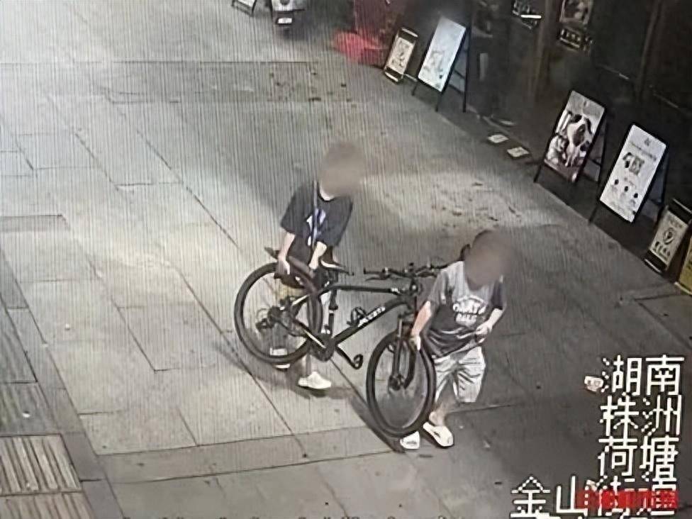 女子偷腳踏車被老公批評後歸還，隔天帶著孩子偷同一輛車變賣，目前已被行政拘留；警方提醒：不要因貪圖小利觸碰法律紅線
