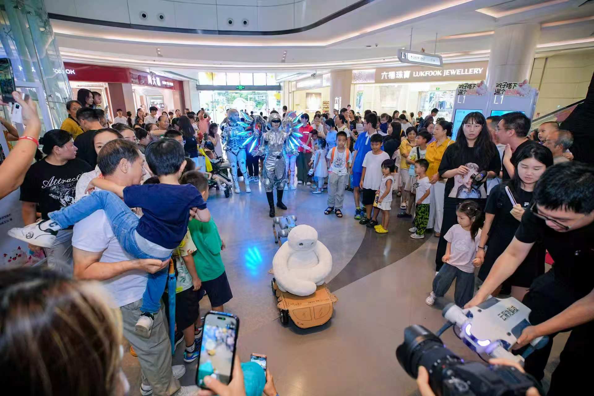 戲劇溫暖人心，科技浸潤街巷：龍崗解鎖科藝融合的城市表達｜南方觀察