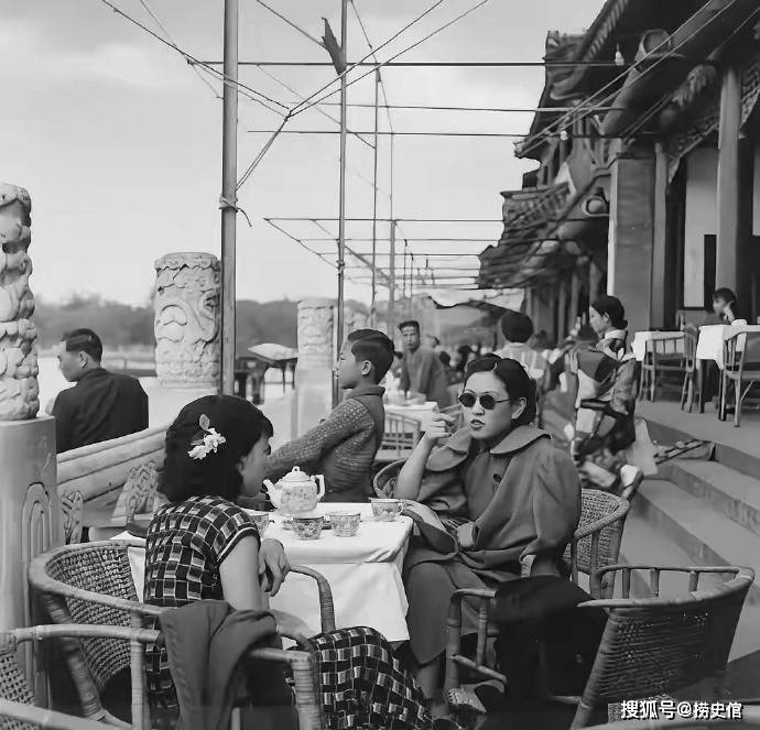 原創老照片：1945年古城北平的時尚女性，遠不如上海和巴黎那樣華麗張揚