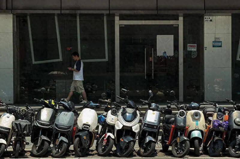 9月1日起，北京公安交管部門將對登記滿十年且車輛所有人未在規定期限內申請延用登記的電動腳踏車依法開展登出行駛證、號牌工作
