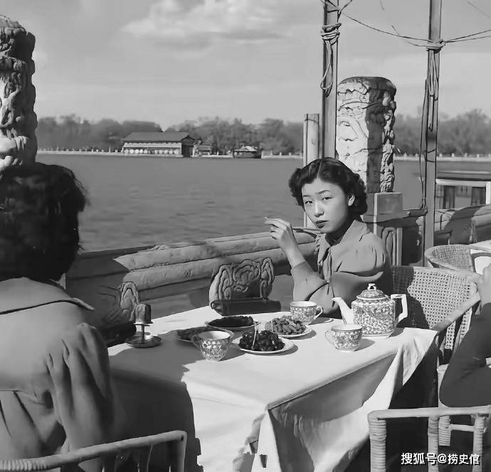 原創老照片：1945年古城北平的時尚女性，遠不如上海和巴黎那樣華麗張揚