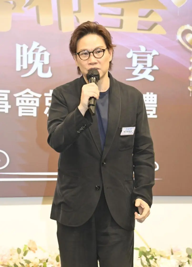 原創蘇永康被曝捐建了5所內地小學，以家人名字命名，每年帶兒子探訪