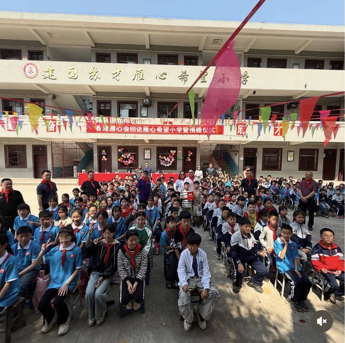 原創蘇永康被曝捐建了5所內地小學，以家人名字命名，每年帶兒子探訪