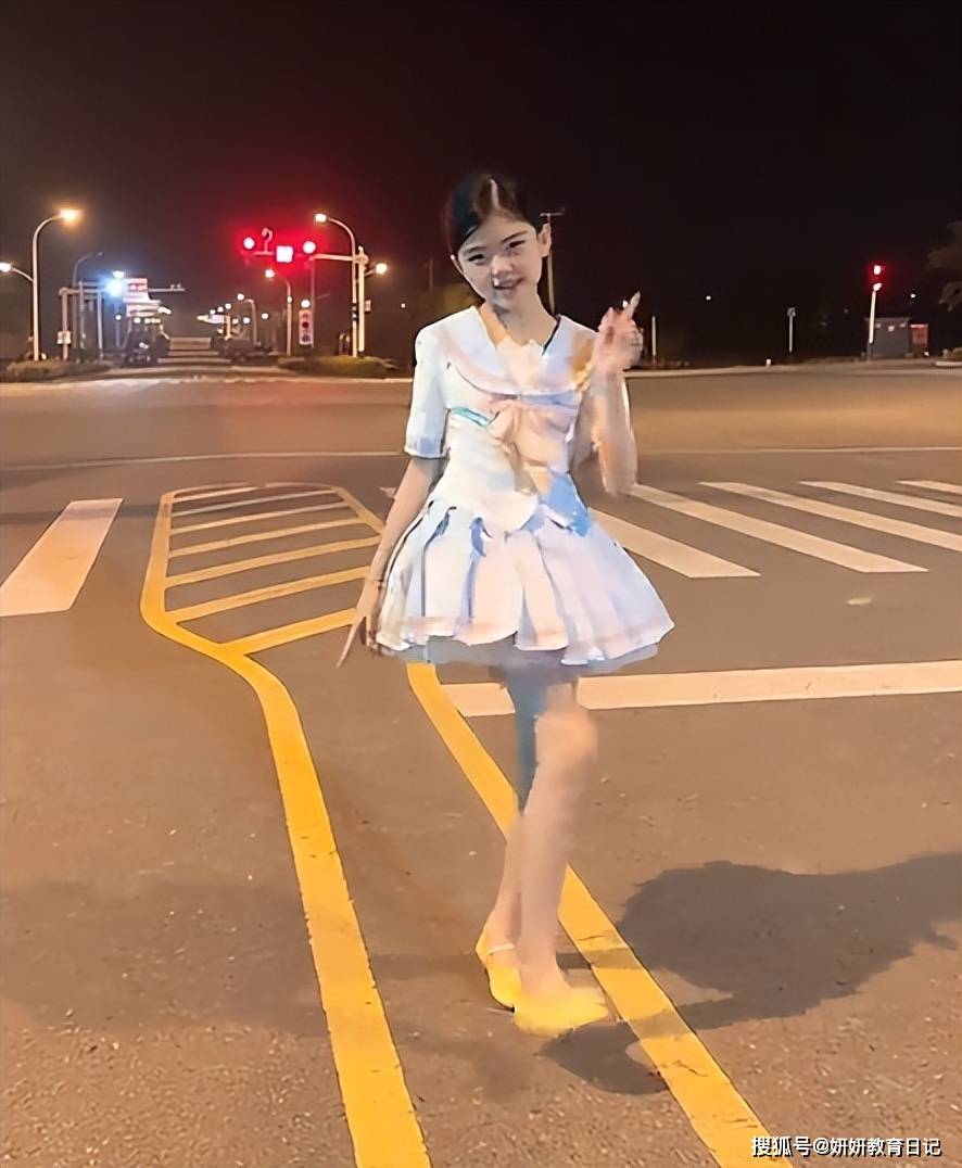 原創“你們規矩真多”，小學女生穿水手服＋裙撐，被一堆同齡人罵慘了