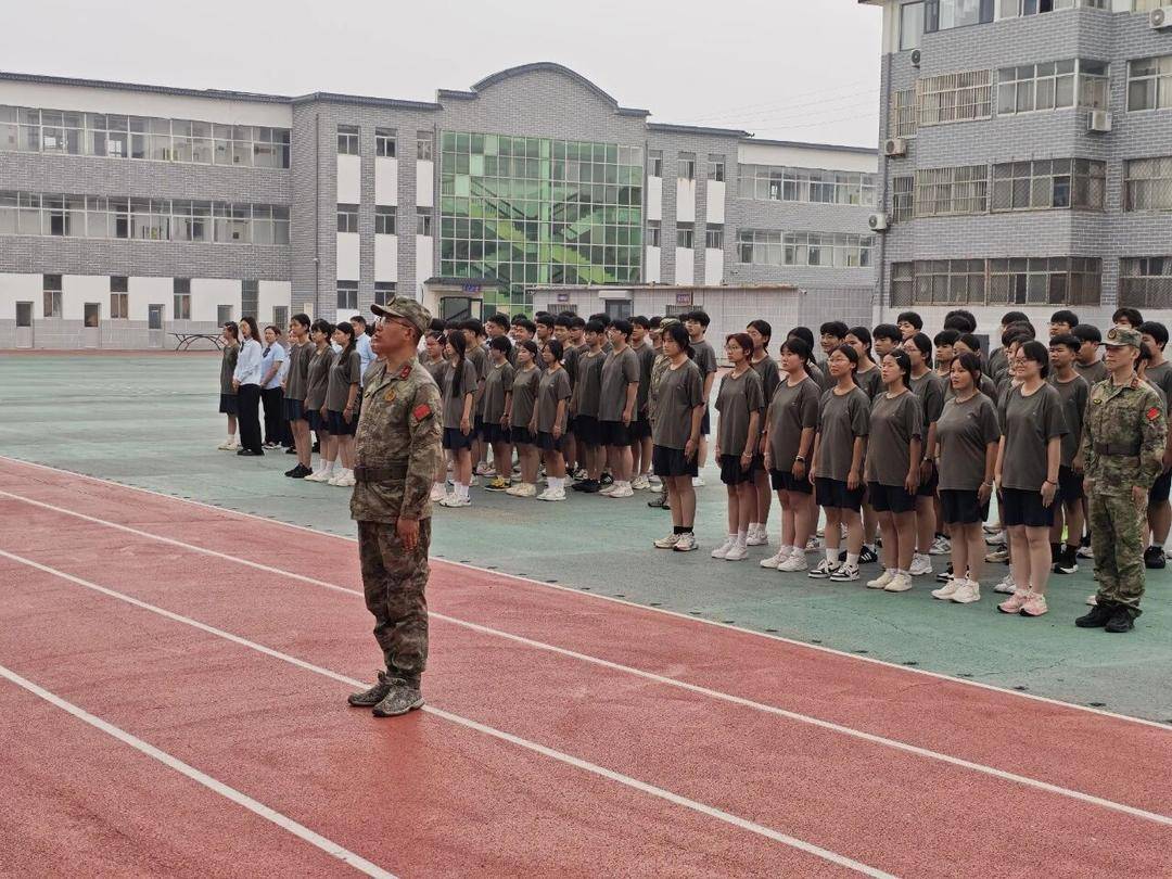 臨沂魯州高階中學2026級新生軍訓匯演舉行