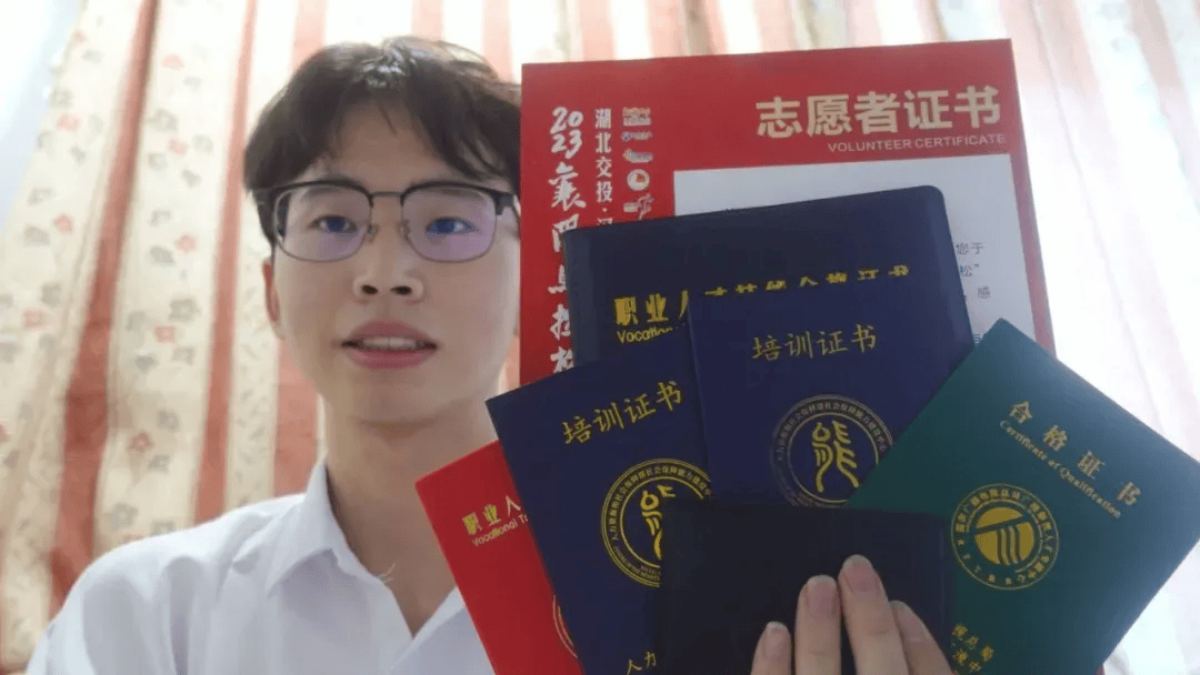 “大學生3年考100個證”，引熱議