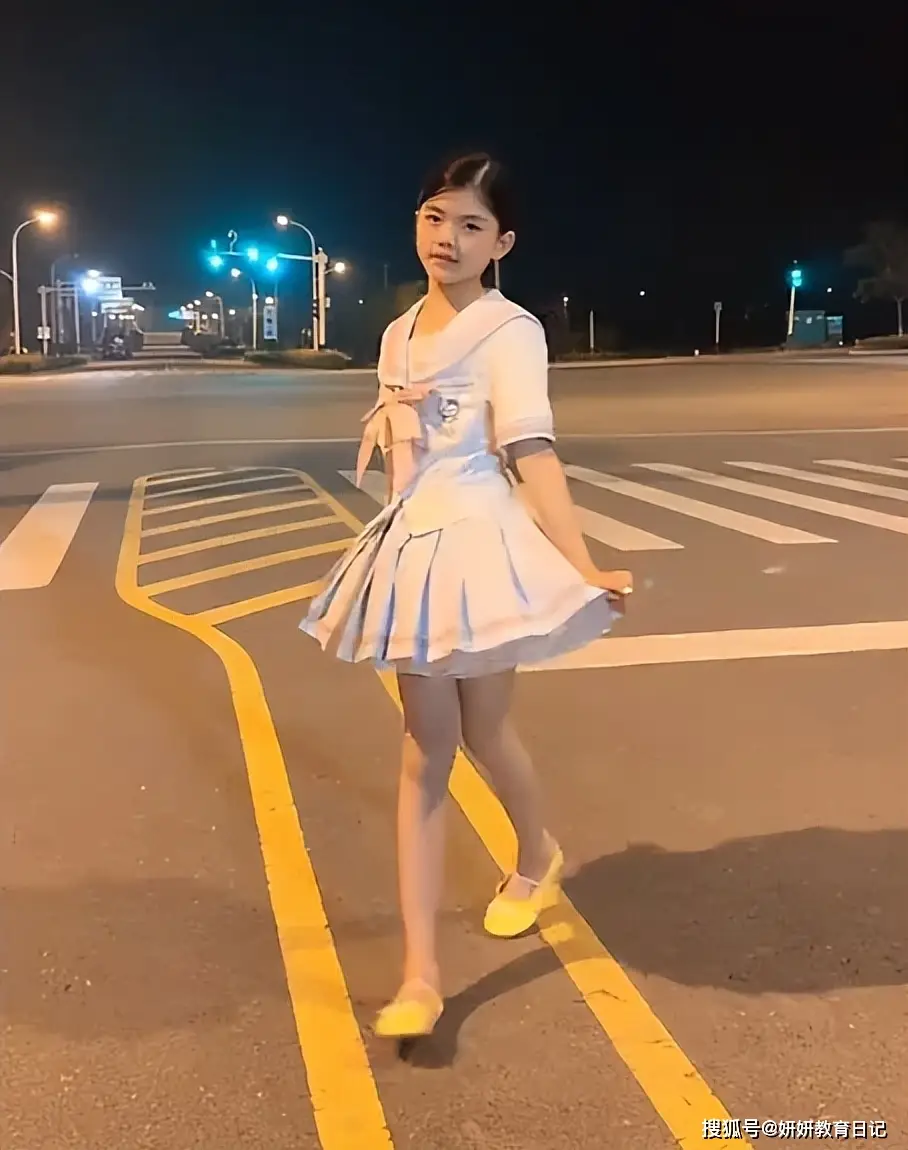 原創“你們規矩真多”，小學女生穿水手服＋裙撐，被一堆同齡人罵慘了