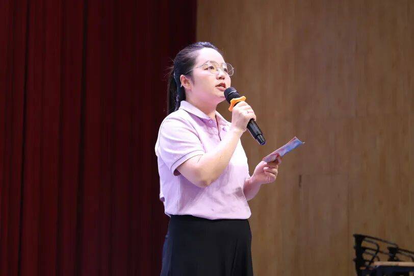 開學前一小學教師先賽師德演講：要深耕專業更要愛潤童心