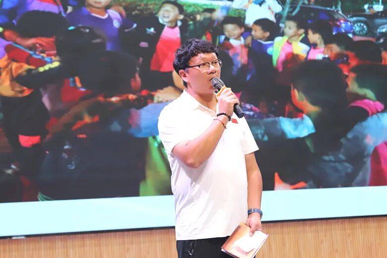 開學前一小學教師先賽師德演講：要深耕專業更要愛潤童心